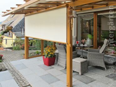 Vertikale Beschattung einer Terrasse als seitlicher Sichtschutz, Windschutz, Sonnenschutz