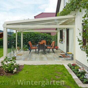 Kaltwintergarten mit rahmenlosen Schiebeelementen aus Glas und Alu