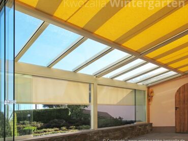 Glashaus/Sommergarten mit integiertem Sonnenschutz - Innenansicht Terrassenüberdachung mit Markisen
