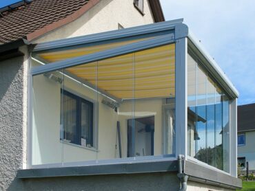 Außenanschicht Glashaus auf Balkon mit Glasschiebeelementen und innenliegendem Sonnenschutz