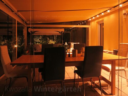 Kalt Wintergarten mit stimmungsvoller LED-Beleuchtung, Nachtaufnahme