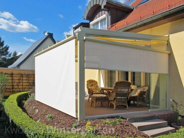Referenz - Glashaus auf der Terrasse mit Sonnenschutz