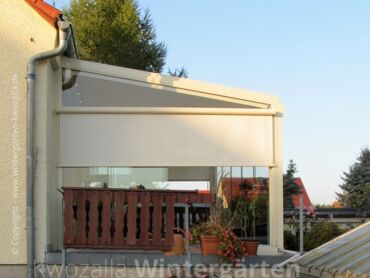 Glashaus - Terrassenüberdachung mit seitlichem Sichtschutz - Senkrechtmarkise