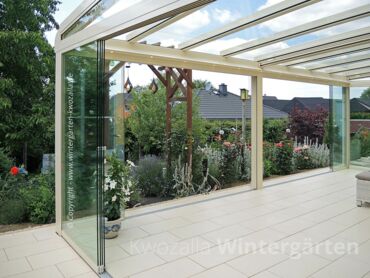 Referenz - Glashaus auf der Terrasse mit fle­xi­bler Verglasung