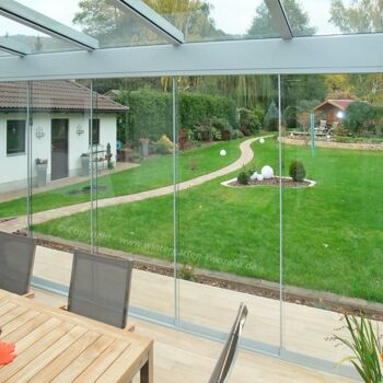 Sommergarten mit Blick in den Garten - Glashaus mit transparenter Schiebe-Verglasung