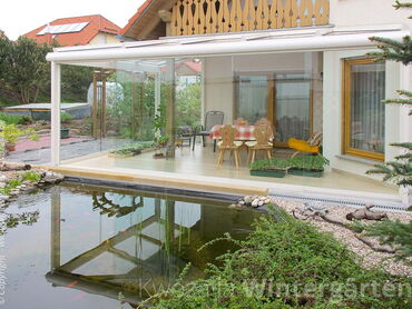 Verglaste Eckterrasse - rahmenlose Verglasungssysteme schützen vor Wind, Niederschlag und Schall