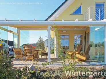 Wintergarten - Referenzen | Wintergarten mit transparenter Schiebeverglasung, Vordere Ansicht