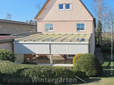 Glashaus/Sommergarten mit integiertem Sonnenschutz - Terrassenüberdachung mit Markisen